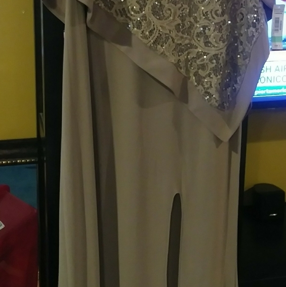 a dress - Picture 3 of 7